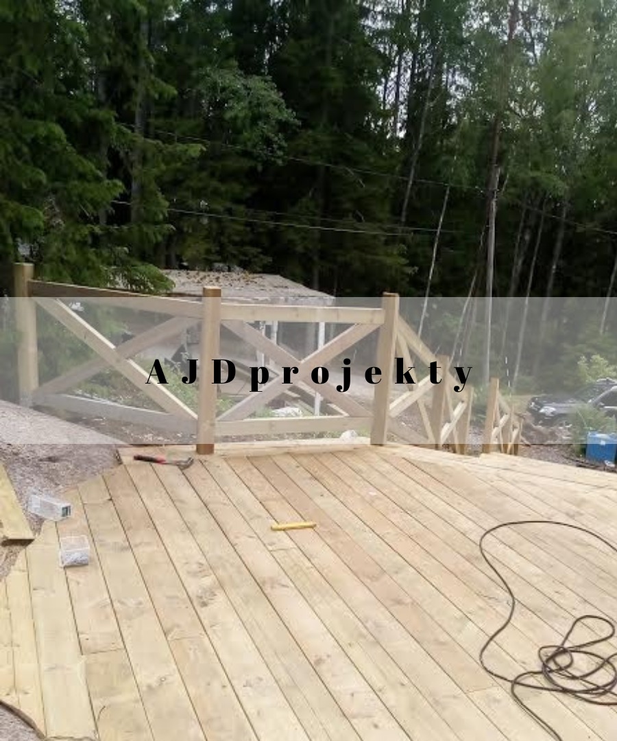 Budowa drewnianego tarasu z balustradą krzyżową w ogrodzie, widoczne narzędzia i materiały budowlane, w tle zieleń.