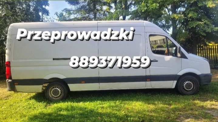 Biały samochód dostawczy z napisem 'Przeprowadzki' i numerem telefonu 889371959, zaparkowany na trawniku przed ogrodzeniem.