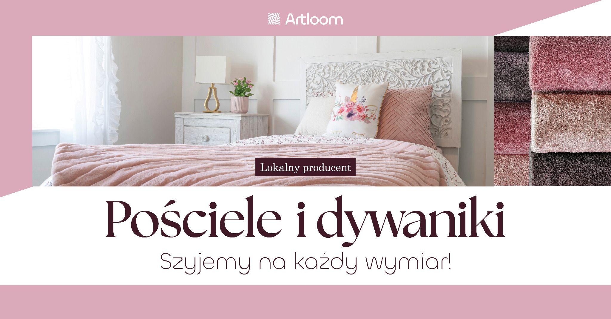 Jasna sypialnia z łóżkiem przykrytym puszystą, różową narzutą, dekoracyjna poduszka z jednorożcem, obok próbki dywanów w różnych odcieniach różu i brązu, napis reklamowy 'Pościele i dywaniki.