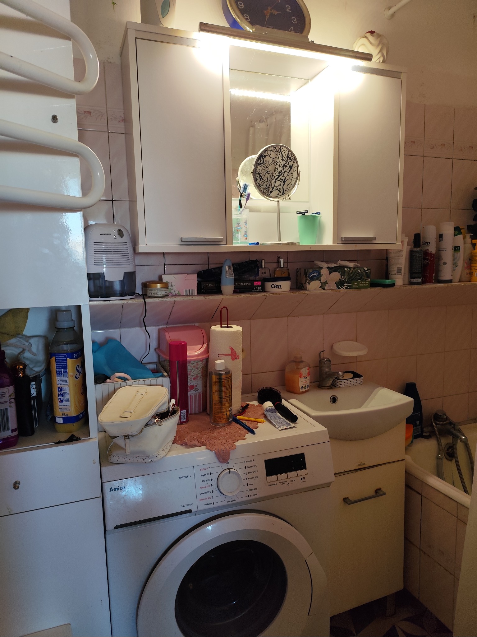 Kilkunastoletnia łazienka przed metamorfozą.