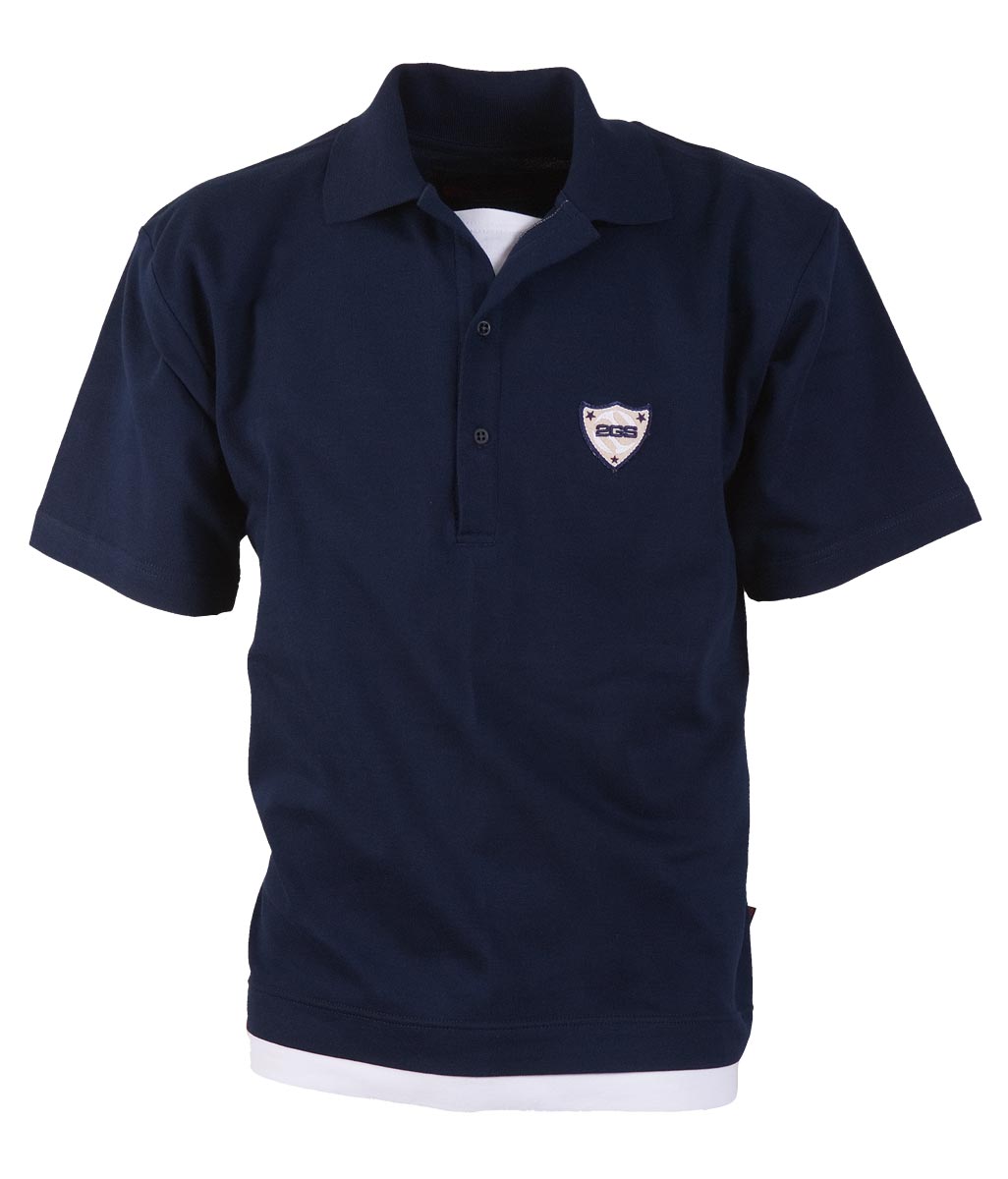 Granatowa koszulka polo z krótkim rękawem, z naszywką w kształcie tarczy i dwoma guzikami pod kołnierzykiem.