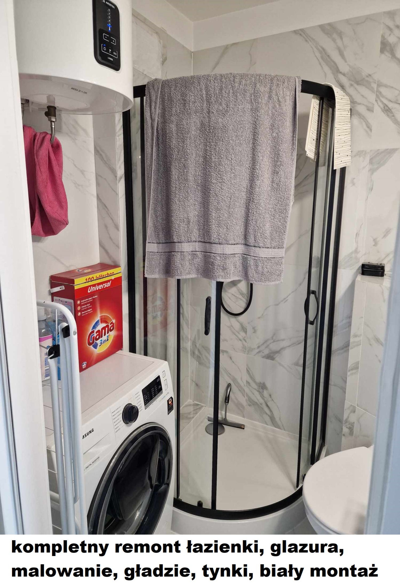 Wykończona łazienka z kabiną prysznicową z czarnymi ramami, pralką Samsung, podgrzewaczem wody Ariston i marmurowymi płytkami na ścianach.
