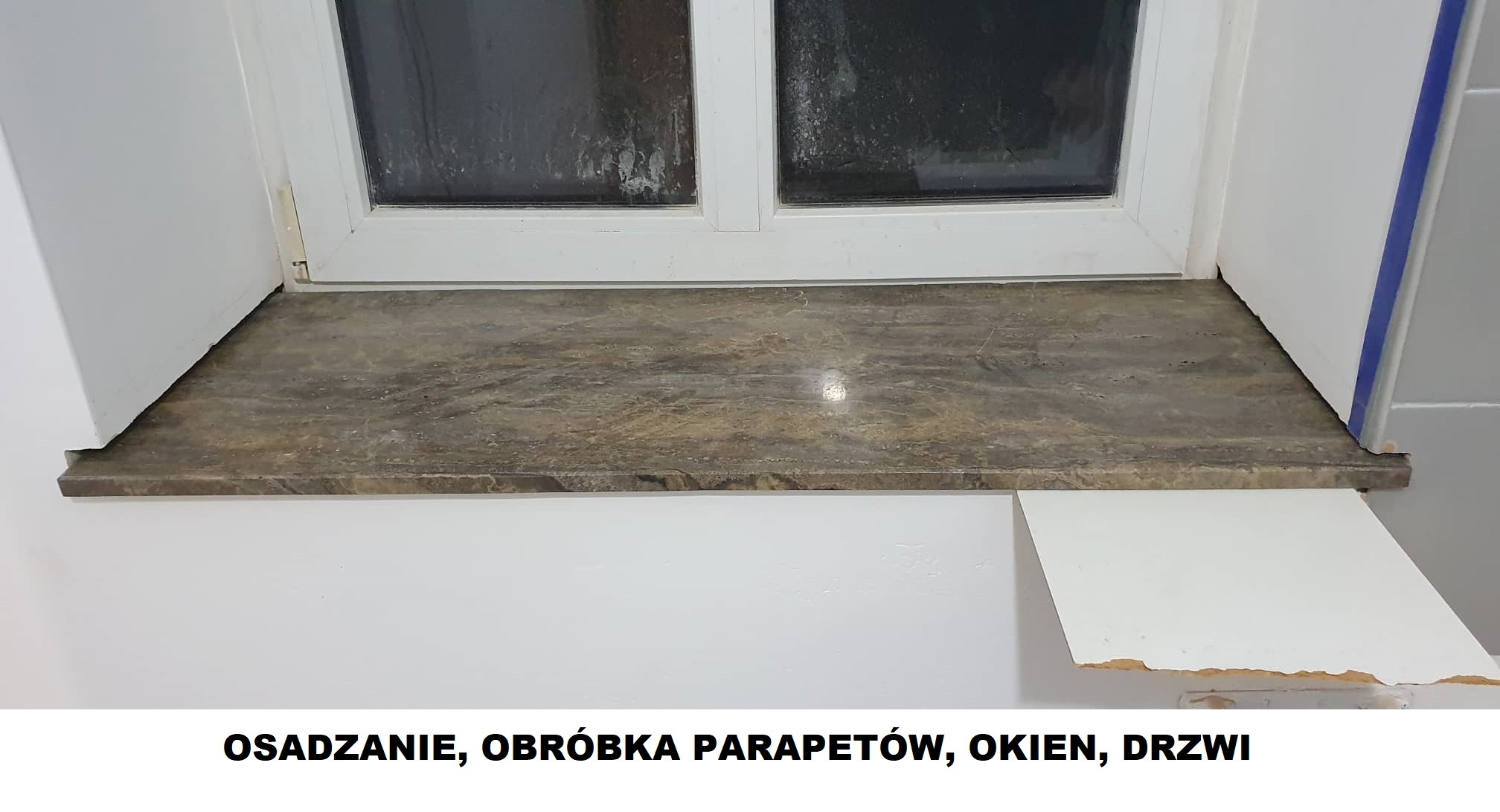 Zamontowany, brązowy parapet z efektem marmuru pod oknem, z fragmentem białej ściany i niedokończonym fragmentem obudowy parapetu.