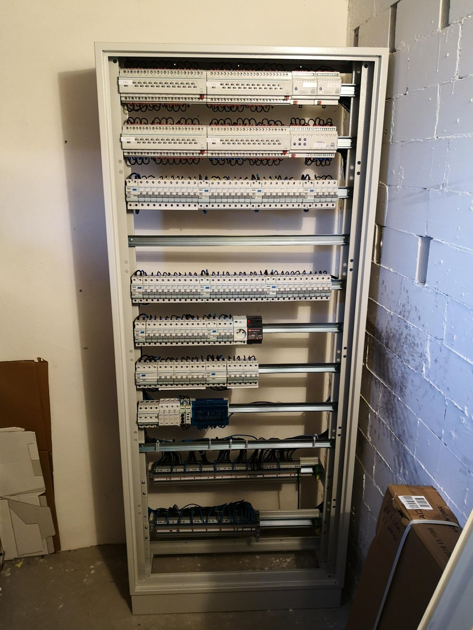 Prefabrykacja i montaż rozdzielnic elektrycznych.