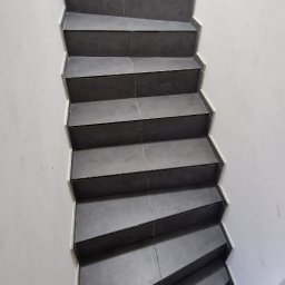 TPG BŁAŻEJ WOJDAN - Schody z fugą przebiegającą przez środek.