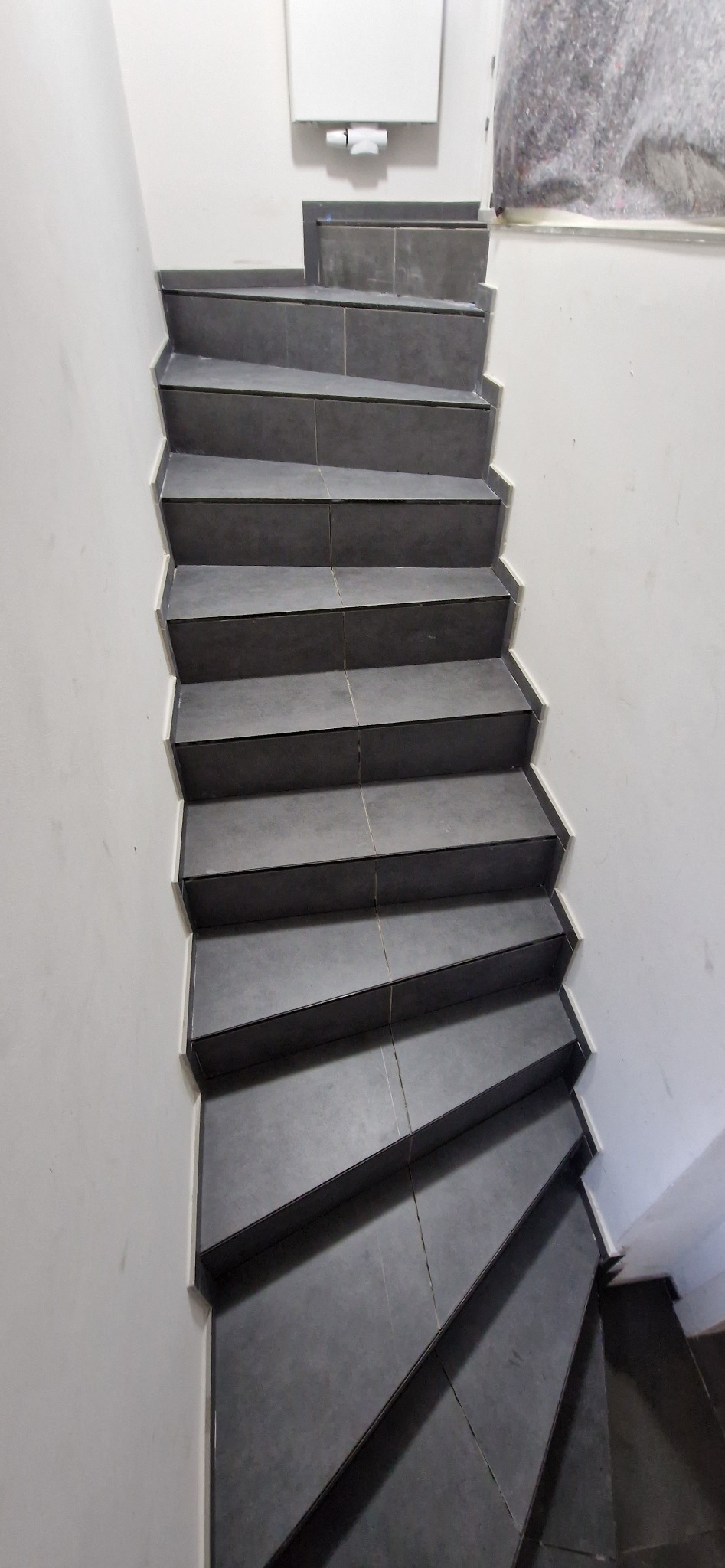 Schody z fugą przebiegającą przez środek.