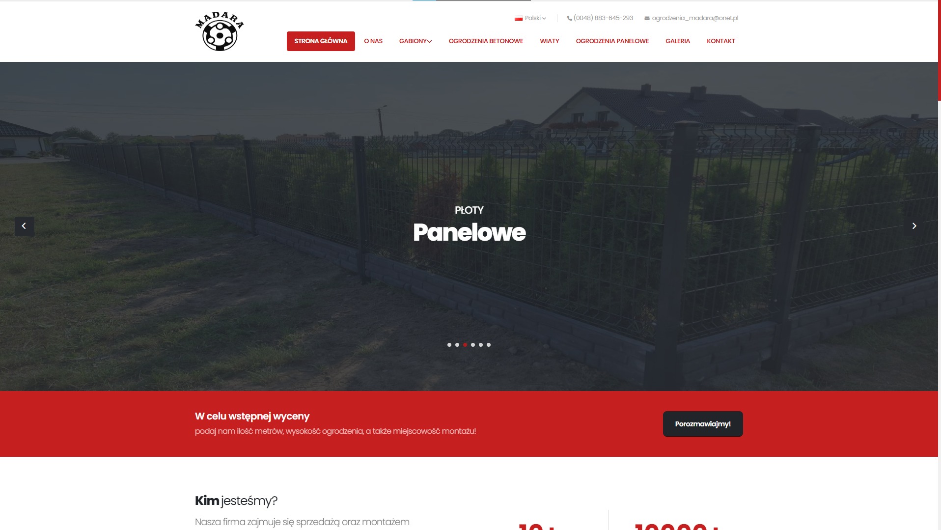 Strona internetowa prezentująca ogrodzenia panelowe z siatki, widok na długi fragment ogrodzenia zza niskich drzewek, w tle dom jednorodzinny.