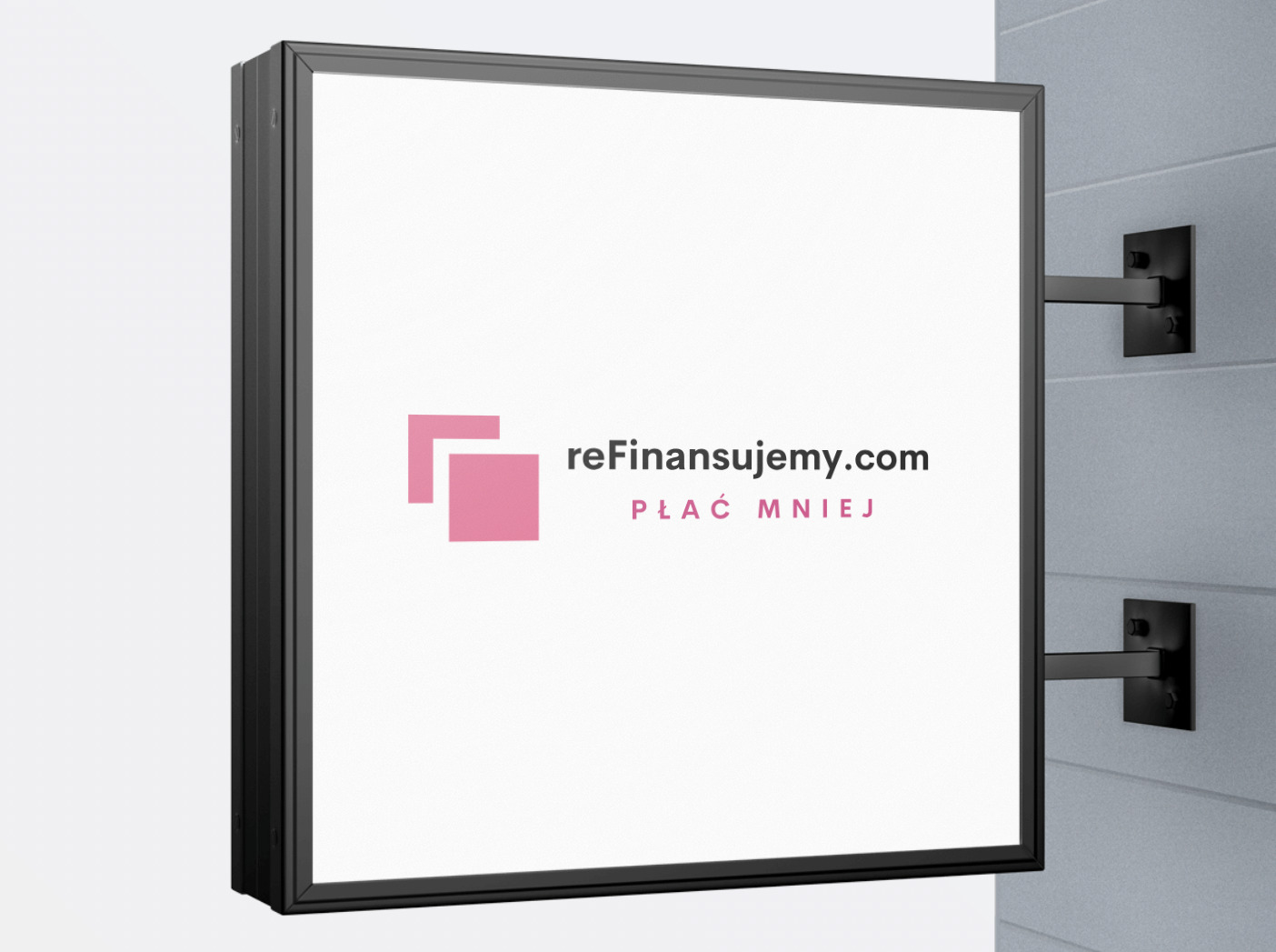 Kwadratowy szyld z czarną ramą, przymocowany do szarej ściany, prezentuje logo i adres strony internetowej 'reFinansujemy.com' z hasłem 'PŁAĆ MNIEJ' w kolorze różowym.