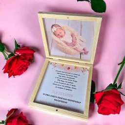 DIA MODA Patrycja Jelak - Otwarty drewniany pudełko-prezent z fotografią śpiącego niemowlęcia i dedykacją dla Zuzanny z okazji Chrztu Świętego, otoczone czerwonymi różami, wykonane w Wyszki.