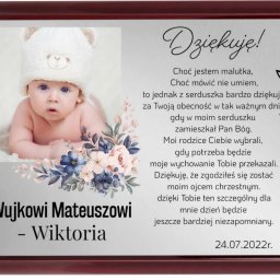 DIA MODA Patrycja Jelak - Pamiątkowa ramka z zdjęciem niemowlęcia w czapce z uszami misia, dedykacją dla Wujka Mateusza i wierszem z podziękowaniem za bycie ojcem chrzestnym, ozdobiona kwiatami i datą 24.07.2022.