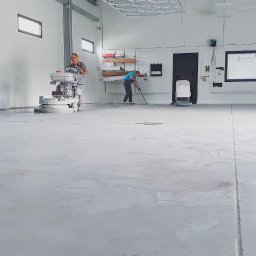 Klimat Professional - Posadzka przed usługą polerowania i zabezpieczania posadzki w studio detailingowym.