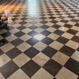 Polerowana i zabezpieczona posadzka w parafii. 