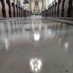 Polerowana i zabezpieczona posadzka w parafii. 