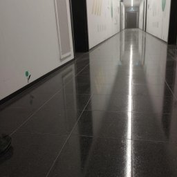 Klimat Professional - Polerowana i zabezpieczona posadzka w przestrzeni biurowej.
