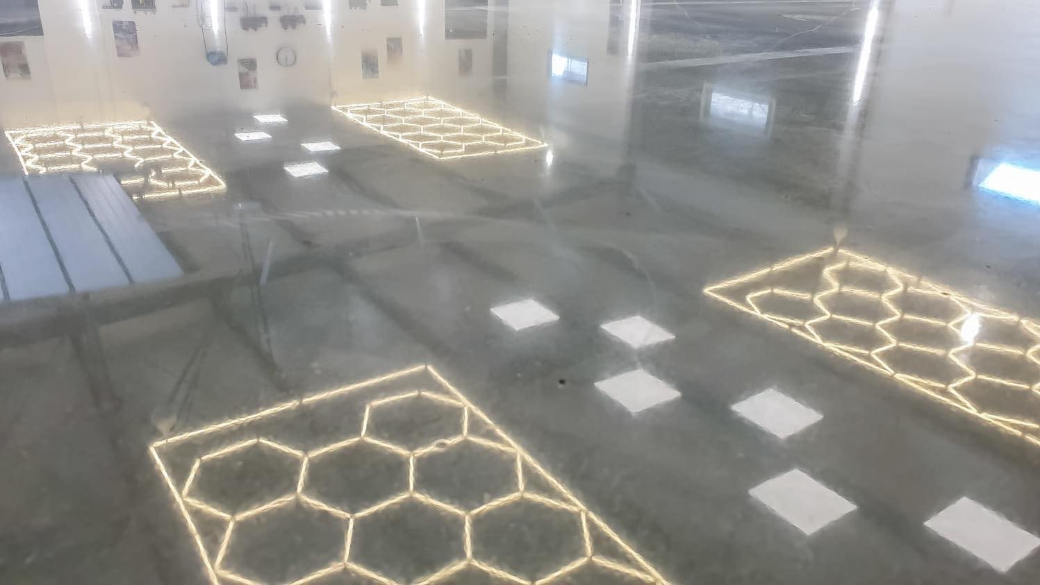 Posadzka po usłudze polerowania i zabezpieczania posadzki w studio detailingowym.