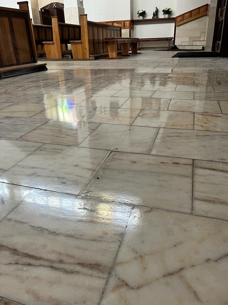 Polerowana i zabezpieczona posadzka w parafii.