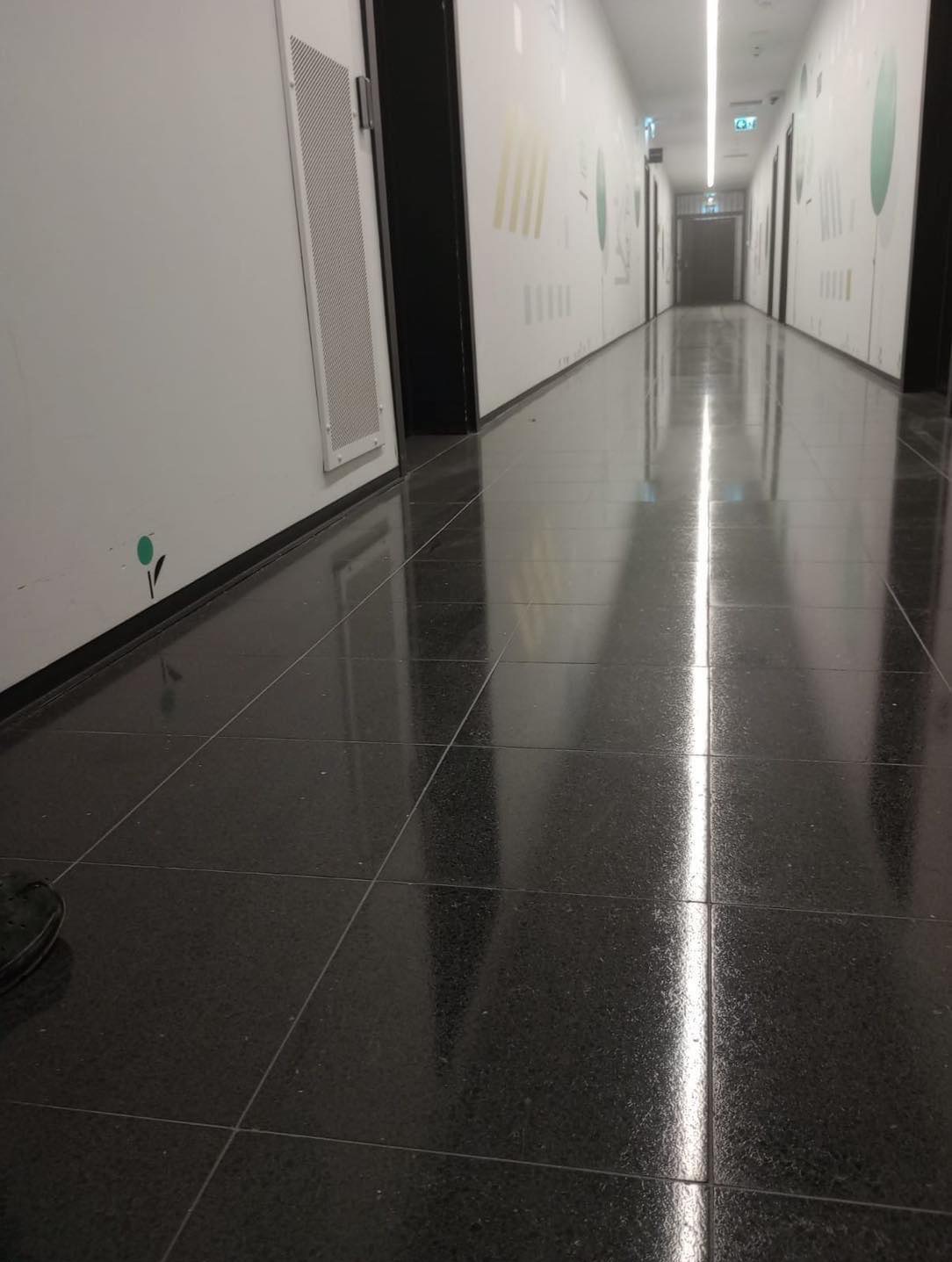 Polerowana i zabezpieczona posadzka w przestrzeni biurowej.