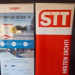 DAMIAN SITEK KAMIENNE DYWANY - Dwa roll-upy reklamowe: jeden z logiem MPM i hasłem STARFLEX ULTRA FR, drugi z czerwonym tłem i napisem STT WIR HALTEN DICHT!, prezentujące produkty do uszczelniania.