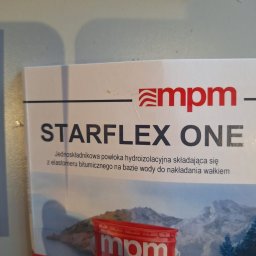 DAMIAN SITEK KAMIENNE DYWANY - Reklama produktu STARFLEX ONE: jednoskładnikowej powłoki hydroizolacyjnej na bazie elastomeru bitumicznego do nakładania wałkiem, z logo mpm i hasłem 'Szczelność gwarantowana!'.