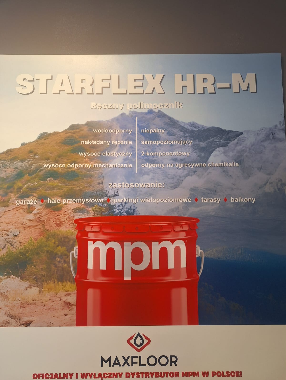 Plakat reklamowy dwuskładnikowego, ręcznie nakładanego polimocznika Starflex HR-M, wodoodpornego i odpornego na chemikalia, z zastosowaniem w garażach, halach, parkingach, na tarasach i balkonach.