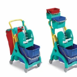 Wielobarwne wózki do sprzątania z wyciskarkami do mopów, z logo producenta TTS na każdym wózku, w różnych konfiguracjach i kolorach: szary, turkusowy, z czerwonym workiem na śmieci i dodatkowymi...