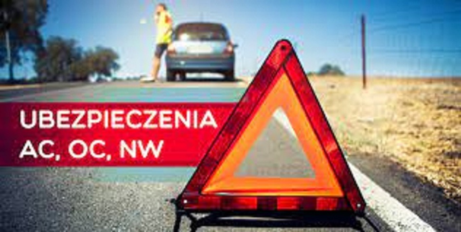 Awaryjny trójkąt ostrzegawczy na asfalcie, w tle uszkodzony samochód i kierowca w kamizelce odblaskowej, czerwony baner z napisem 'Ubezpieczenia AC, OC, NW'.