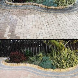 Hydro Clean Dawid Łukaszewicz - Fragment kostki brukowej przed i po czyszczeniu, widoczne różnice w kolorze i usunięte zabrudzenia, obok rabata z roślinami i drewniany płot.