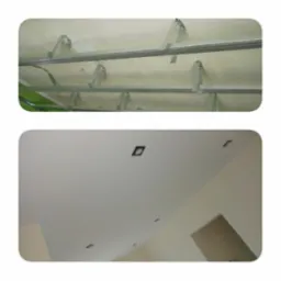 Dwa ujęcia sufitu: górne przedstawia metalową konstrukcję podwieszaną z widocznymi elementami mocującymi, dolne ukazuje gotowy, pomalowany sufit z wbudowanymi, małymi oprawami oświetleniowymi.