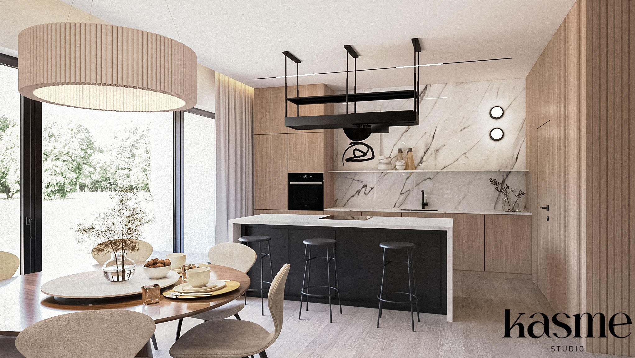 Nowoczesna kuchnia z wyspą i okrągłym stołem jadalnym, drewniane wykończenia, marmurowy backsplash, wisząca półka nad wyspą, duży okrągły żyrandol i widok na ogród przez duże okno.