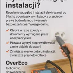 Przegląd instalacji: miernik w dłoni sprawdza gniazdko, obok leży urządzenie pomiarowe. Tekst o regularnym przeglądzie, bezpieczeństwie i firmie OverEco.