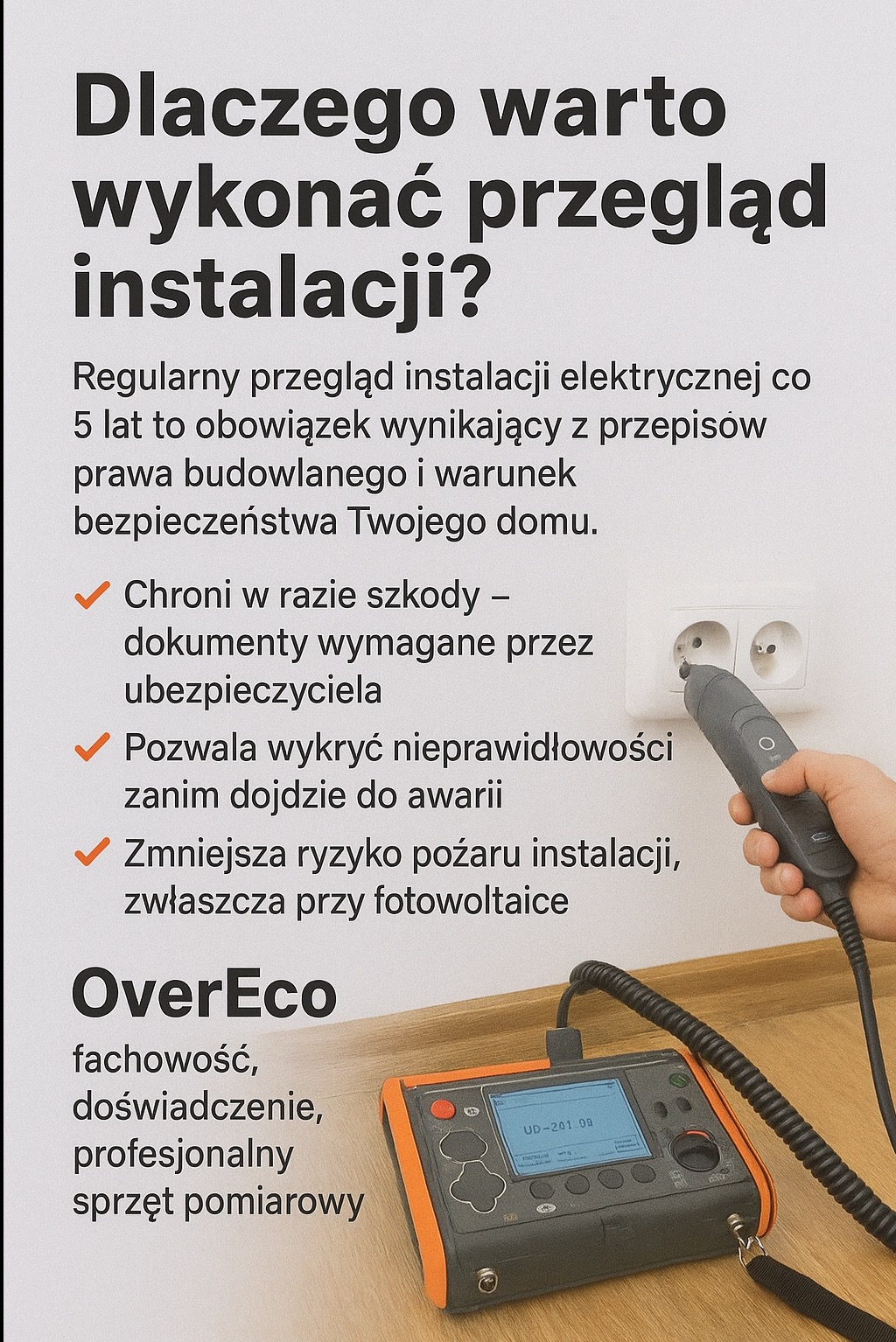 Przegląd instalacji: miernik w dłoni sprawdza gniazdko, obok leży urządzenie pomiarowe. Tekst o regularnym przeglądzie, bezpieczeństwie i firmie OverEco.