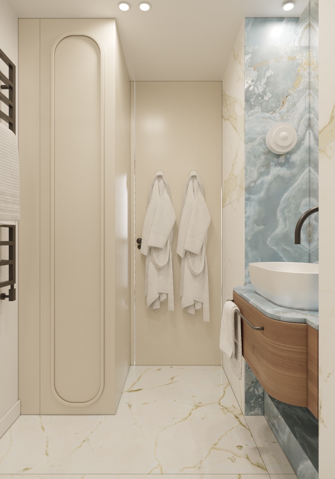 Nowoczesna łazienka z marmurowymi płytkami w odcieniach błękitu i złota, owalną umywalką nablatową, szafką z drewnianym frontem, dwoma białymi szlafrokami wiszącymi na drzwiach oraz grzejnikiem...