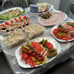 RANDEVU RIMMA HOLUBCHYKOVA, ANDRIY SOKALO SPÓŁKA CYWILNA - Stół z przekąskami: sałatki, koreczki, wędlina i warzywa na srebrnych tacach. Catering w Inowrocławiu, widok z góry, różnorodne kompozycje i tekstura potraw.