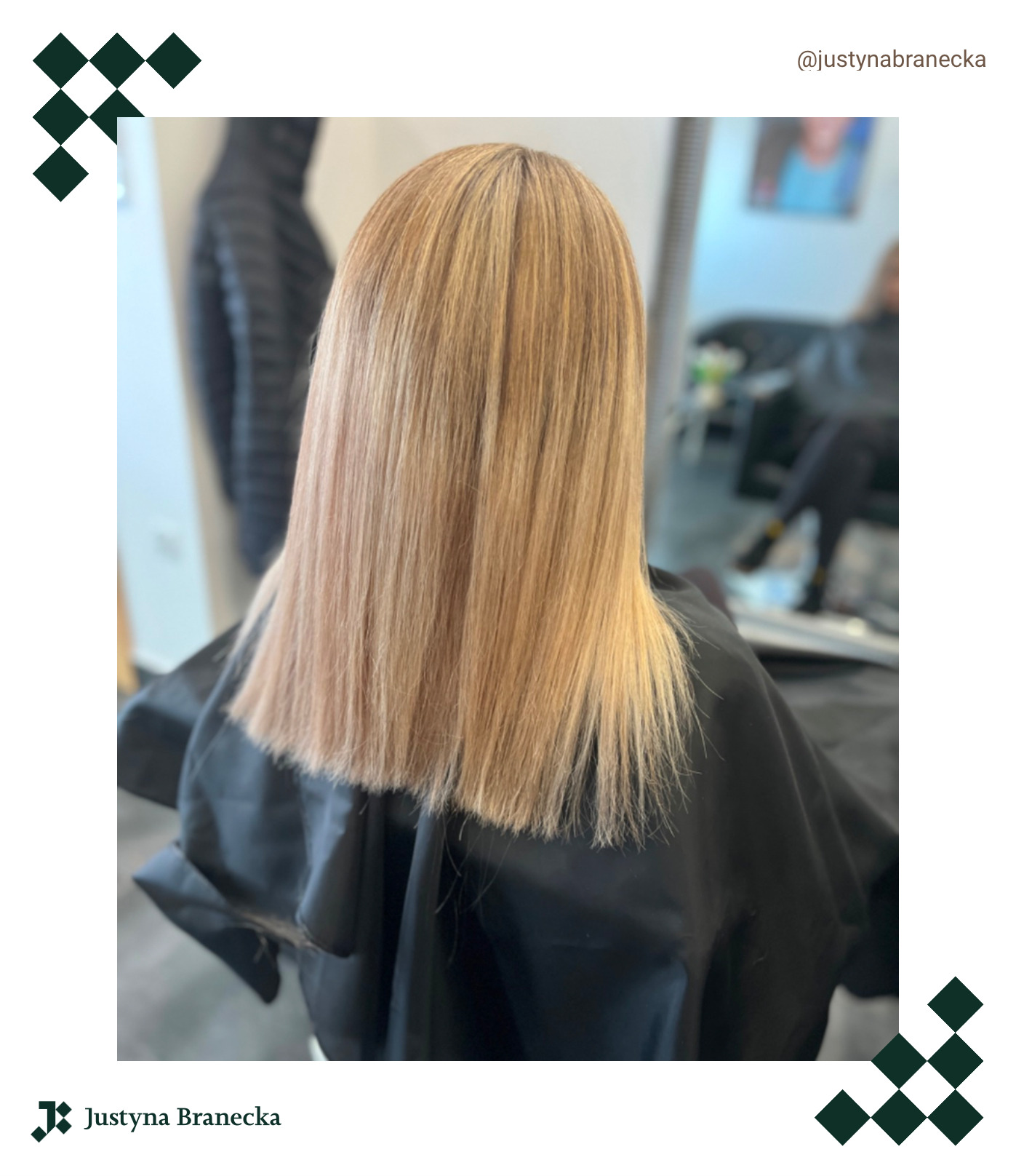 Tył głowy kobiety z blond włosami po strzyżeniu na prosto, widoczna peleryna fryzjerska, odbicie w lustrze w tle.