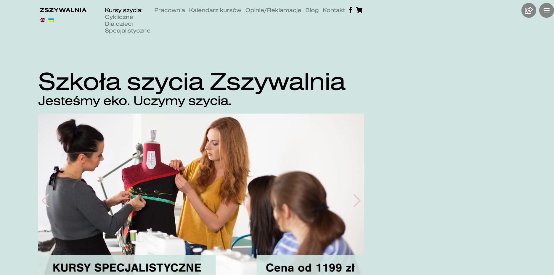 Kobiety uczestniczą w kursie szycia, mierząc ubranie na manekinie w pracowni Zszywalnia.