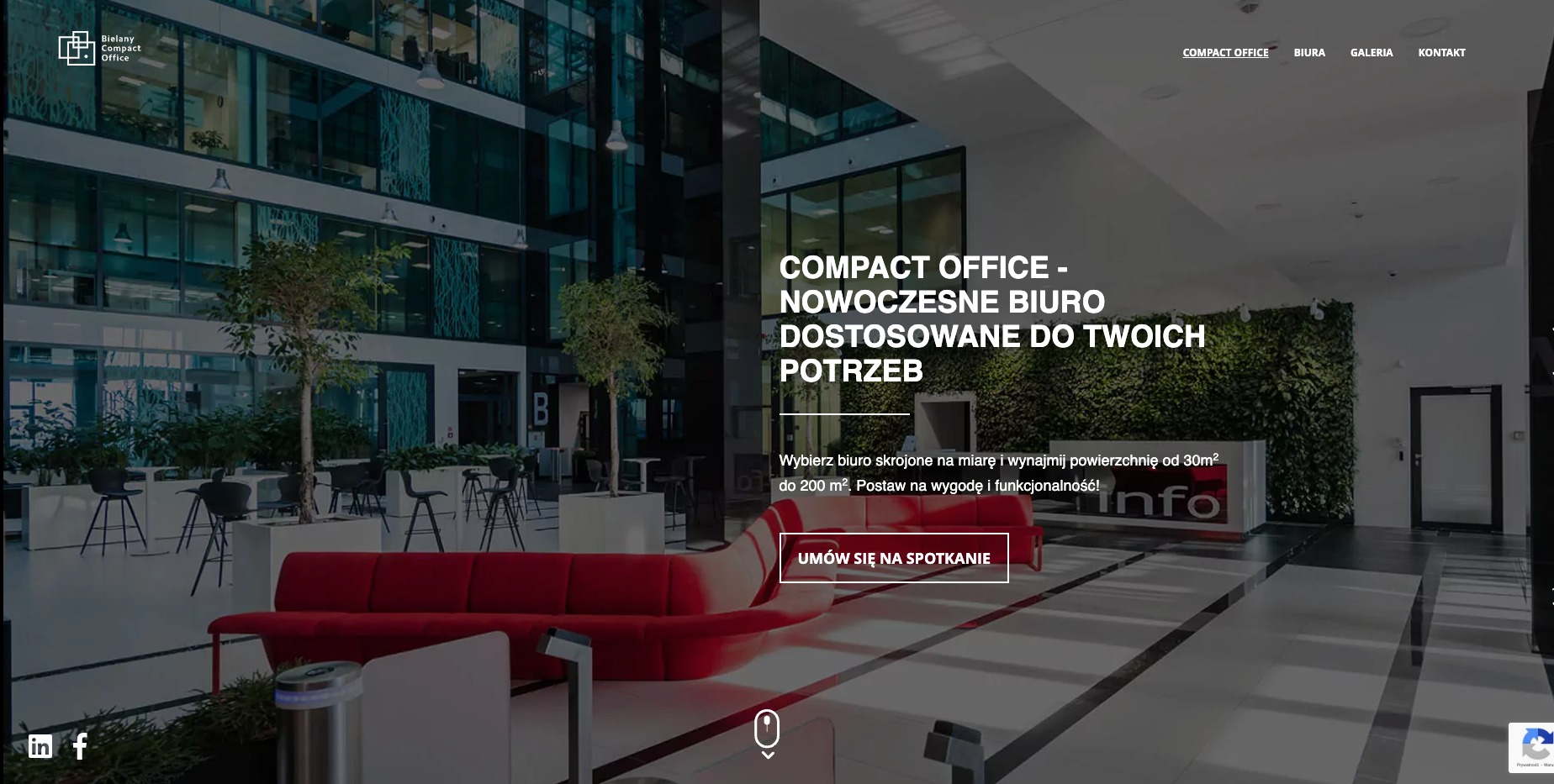 Wnętrze nowoczesnego biurowca z roślinami, czerwoną sofą i recepcją z zieloną ścianą. Widoczna przestrzeń biurowa z przeszklonymi ścianami i logo firmy.