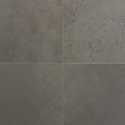 Cztery duże, matowe, grafitowe płytki ceramiczne ułożone obok siebie, z delikatną fugą.