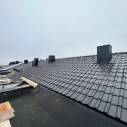 wykonanie pokrycia dachowego oraz wykonanie izolacji stropodachu na bud wielorodzinnym