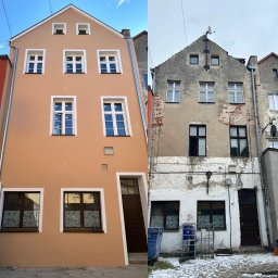 USŁUGI BUDOWLANE JAKUB KAMIŃSKI - Kamienica przed i po remoncie: zniszczona szara elewacja z odpadającym tynkiem kontra gładka, beżowa fasada z nowymi oknami i rynną.