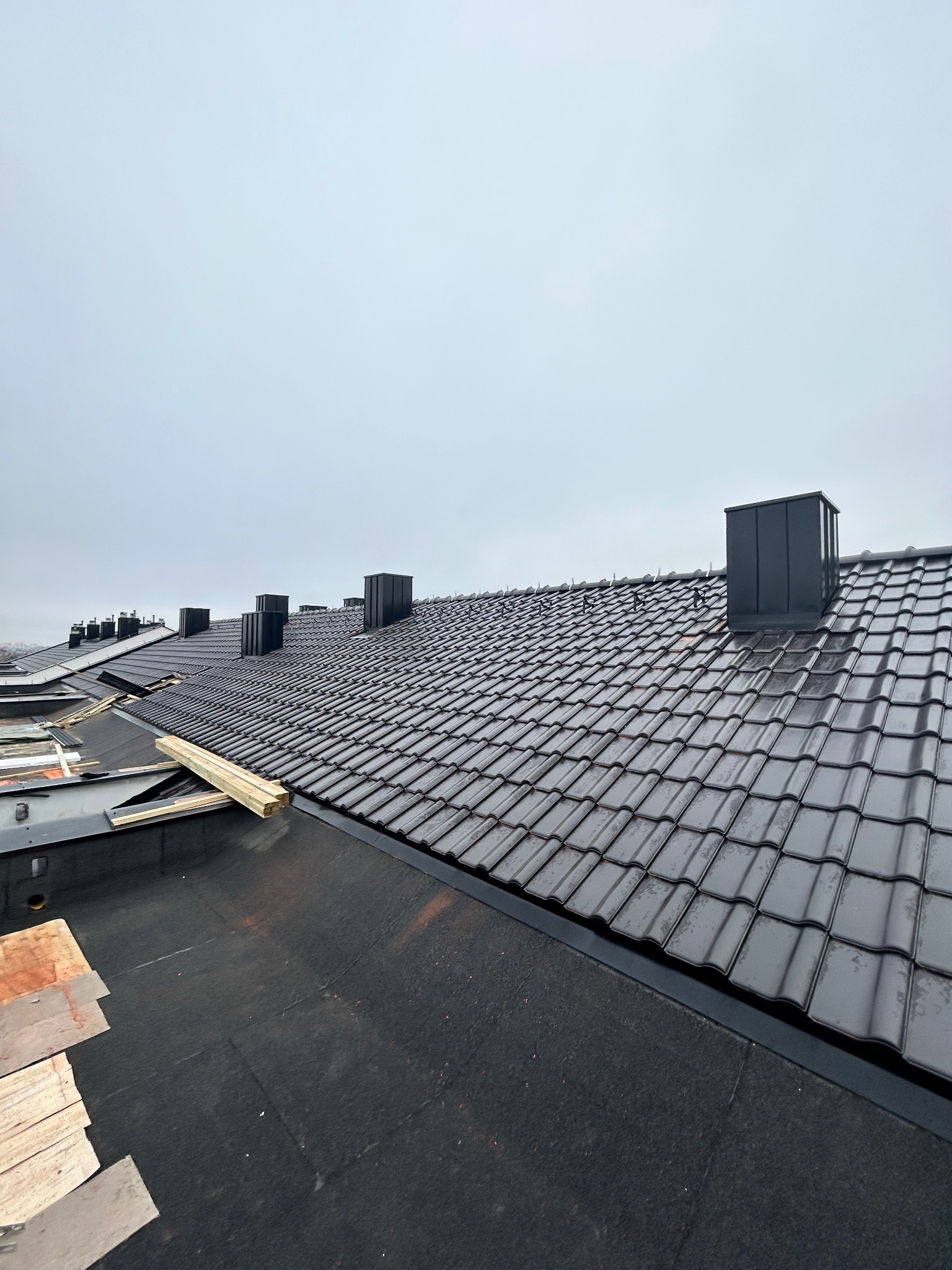 wykonanie pokrycia dachowego oraz wykonanie izolacji stropodachu na bud wielorodzinnym