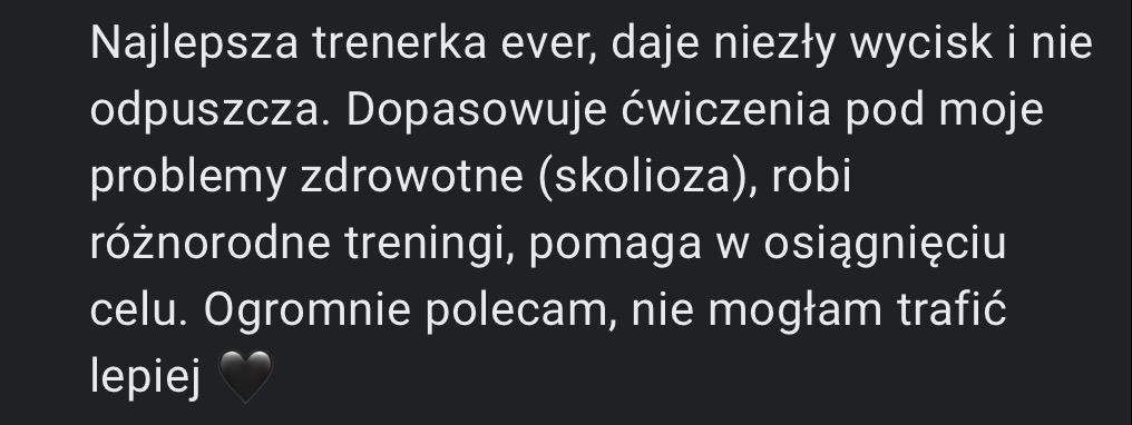 Tekst rekomendacji dla trenerki personalnej, podkreślający indywidualne podejście do klienta ze skoliozą i różnorodność treningów.