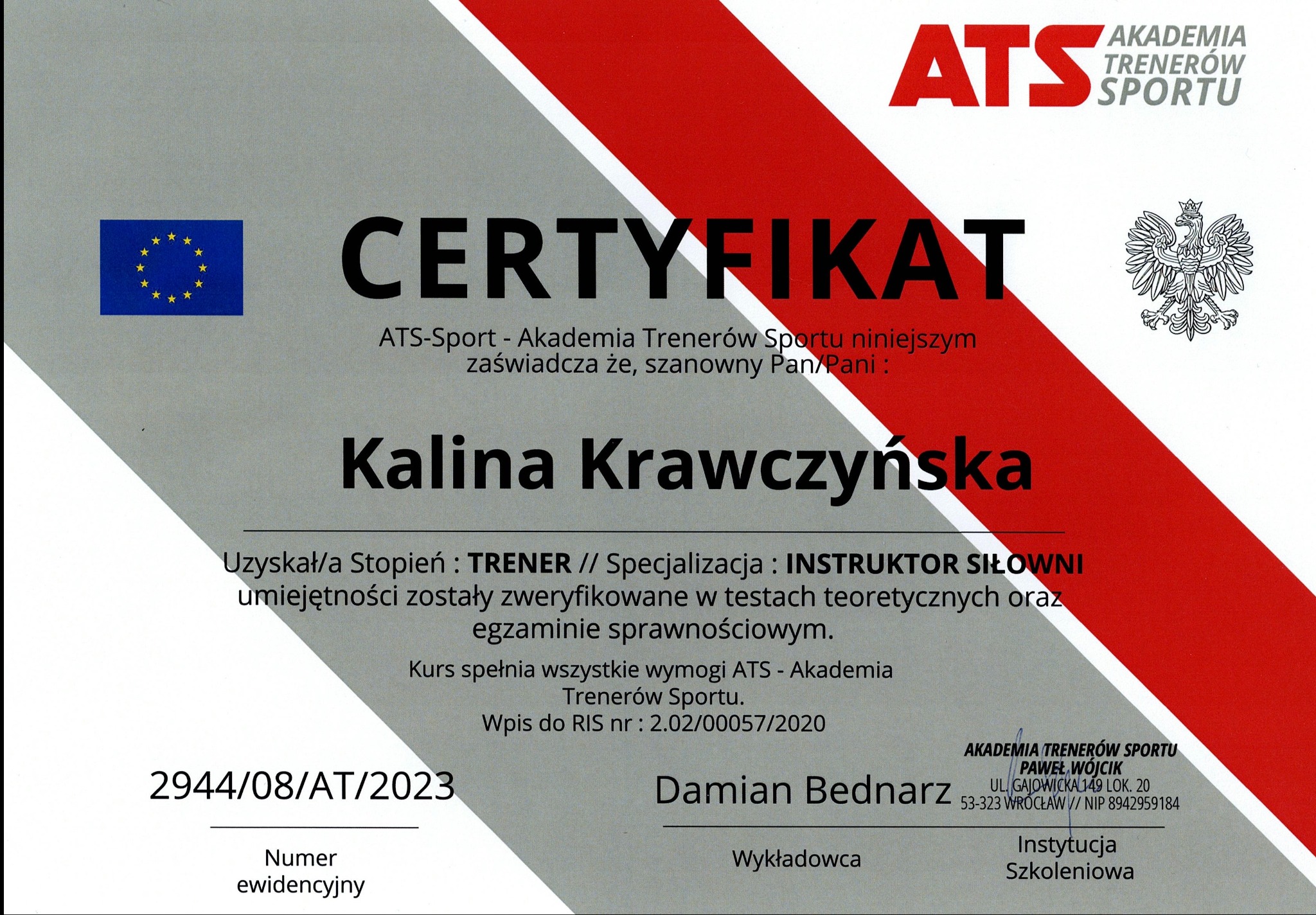 Certyfikat ukończenia kursu trenerskiego wydany przez Akademię Trenerów Sportu, z imieniem i nazwiskiem Kalina Krawczyńska, specjalizacja instruktor siłowni, z polskim godłem i flagą Unii...