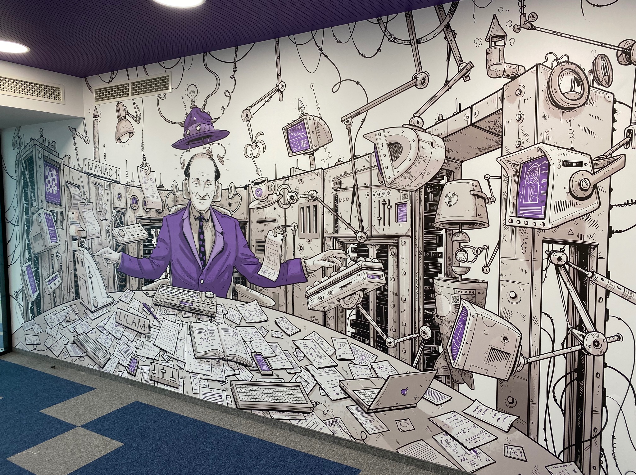 Biała ściana z rysunkiem w stylu retro-futurystycznym, przedstawiającym postać w fioletowym garniturze i skomplikowaną maszynerię. Elementy w kolorze fioletowym.