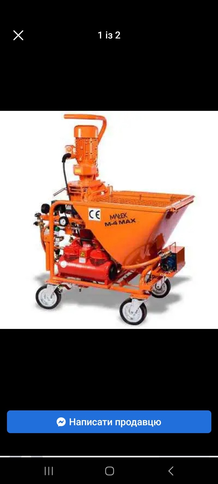 Pomarańczowa maszyna do nakładania tynków z napisem Malek M-4 MAX, widoczny zbiornik na materiał i silnik elektryczny, na kółkach.