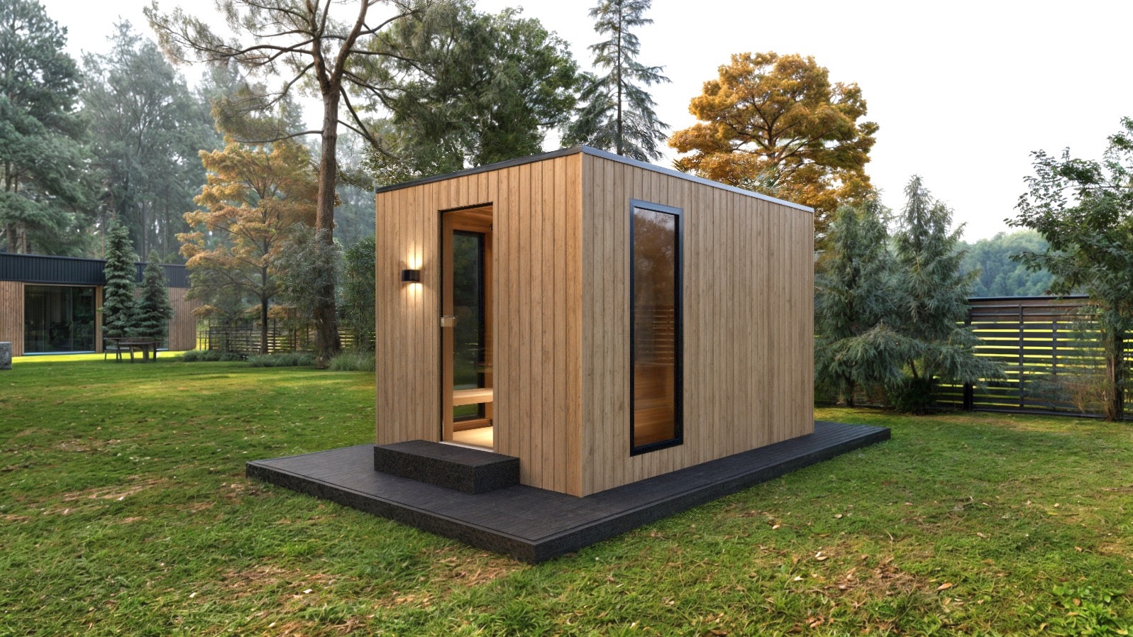 Nowoczesna, drewniana sauna zewnętrzna z oknem i oświetleniem, otoczona zielonym trawnikiem i drzewami.