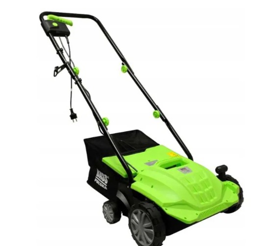 Wertykulator/areator elektryczny marki Bass Polska w kolorze zielono-czarnym, z koszem na trawę, widok z boku na białym tle.