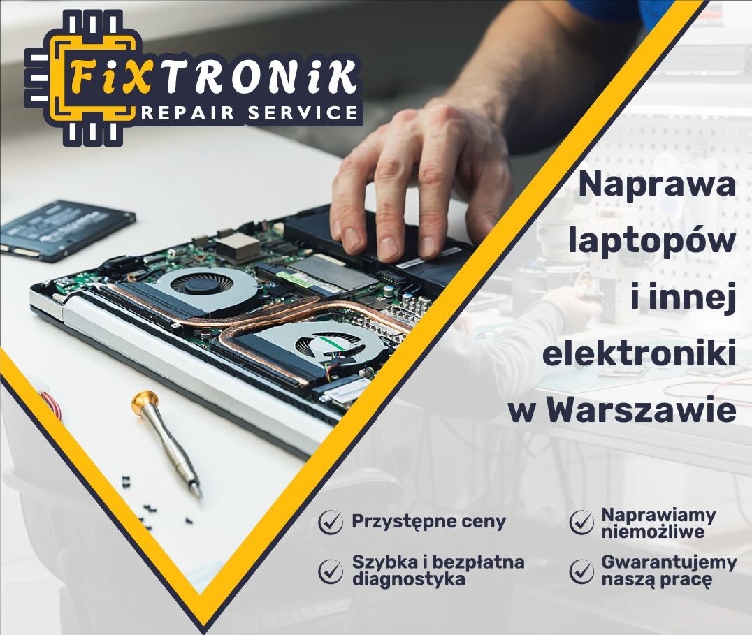 Otwarty laptop w trakcie naprawy, widoczne wnętrze i dłoń serwisanta, narzędzie obok. Reklama usług naprawy elektroniki FixTronik z Warszawy.