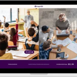 Laptop wyświetla stronę firmy szkoleniowej z podziałem na sekcję dla szkół i firm, ukazującą uczniów w klasie i zespół podczas spotkania.