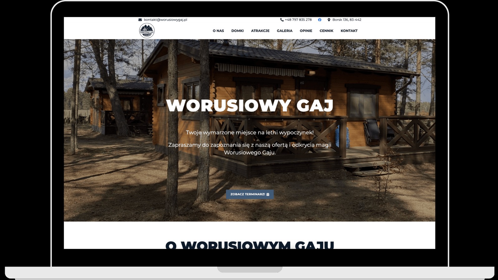 Strona internetowa ośrodka wypoczynkowego 'Worusciowy Gaj' na laptopie, prezentująca domki letniskowe w lesie. Widoczny nagłówek z menu i logo ośrodka.