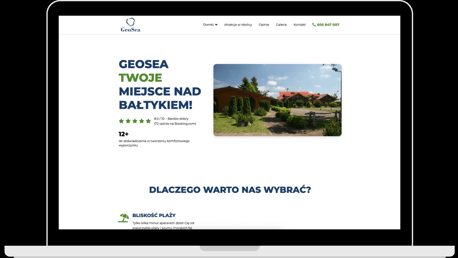 Ekran laptopa prezentuje stronę internetową ośrodka wypoczynkowego GeoSea z widokiem na domki nad Bałtykiem, oceną 8.0/10 i informacją o bliskości plaży.